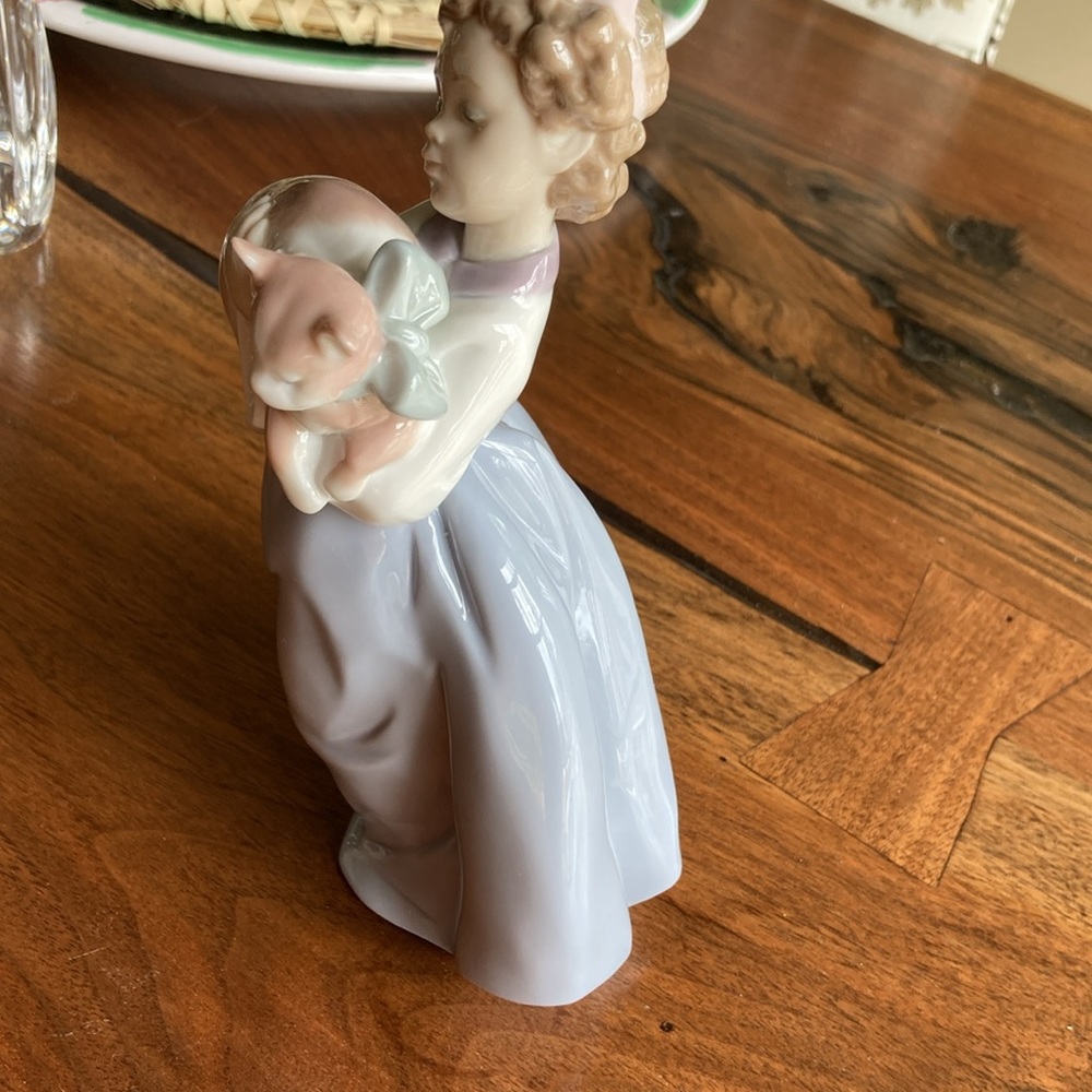 Lladro Girl with Cat - Picture 6 of 11